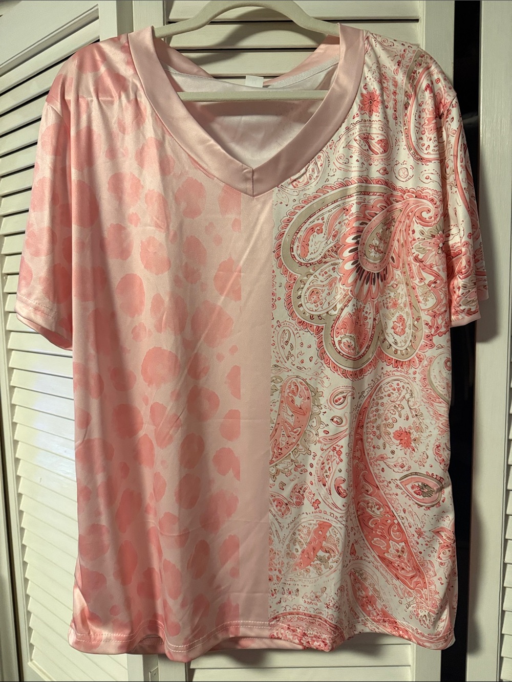NWOT Women's Pink Paisley & Animal Print V‑Neck Short Sleeve Top